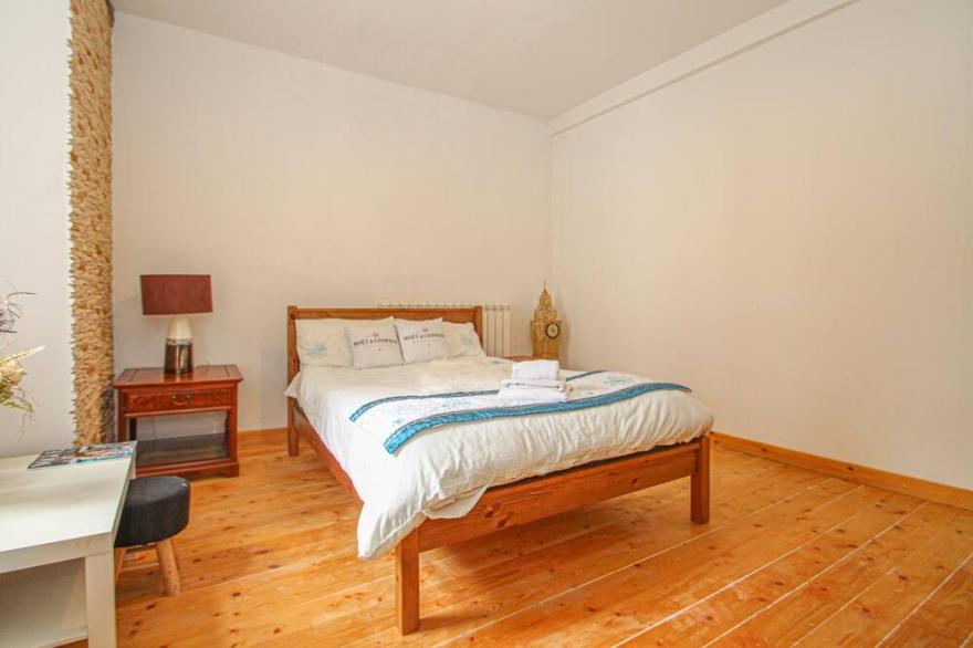 2 bedroom 1 bath apartment close to Lanark