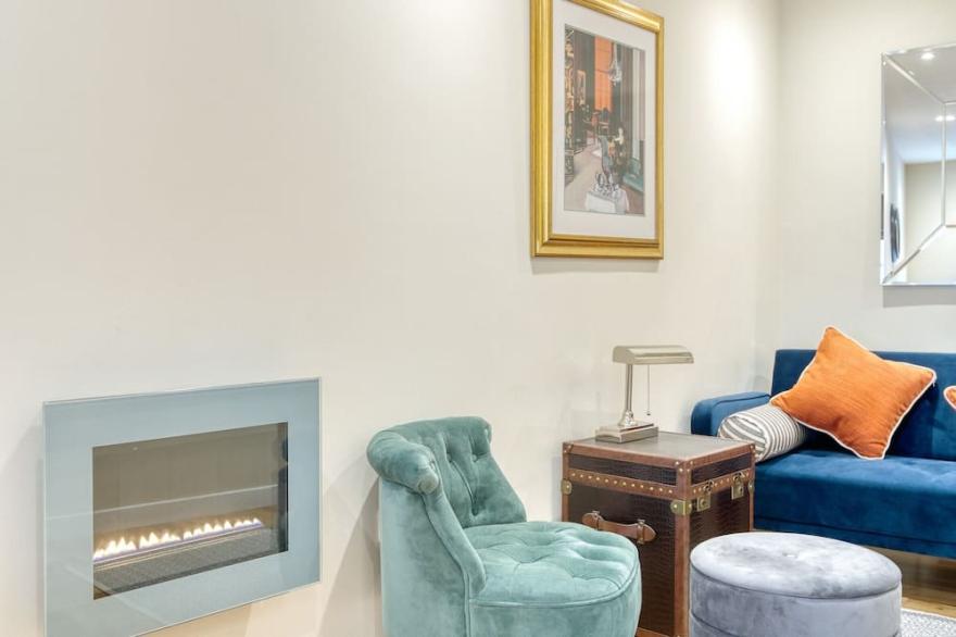 Beautiful two-bedroom mews house situated in a city centre location in the New Town. Sleeps 5.