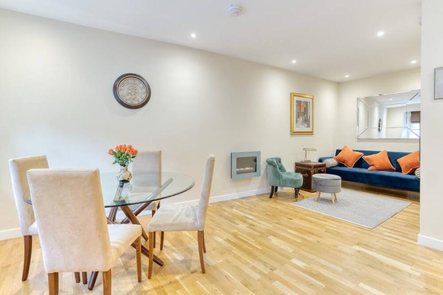 Beautiful two-bedroom mews house situated in a city centre location in the New Town. Sleeps 5.