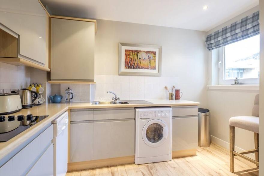 2 Bedroom Apartment, Quiet area with lift & parking