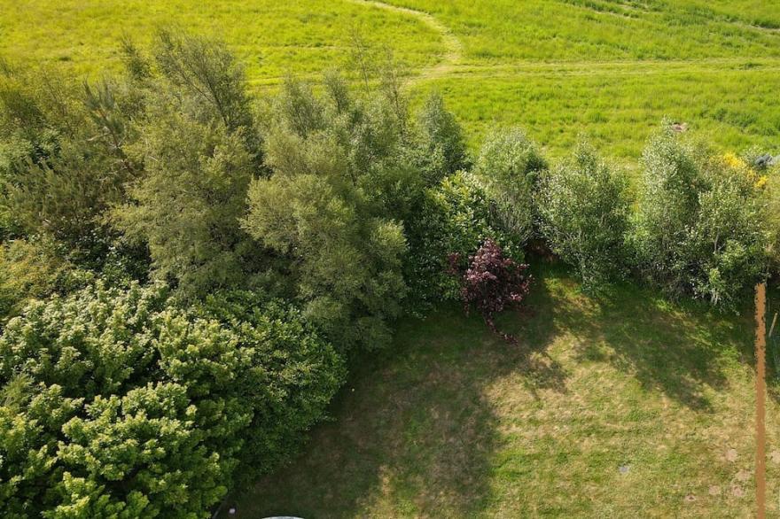 Self-contained pet friendly rural cottage & garden
