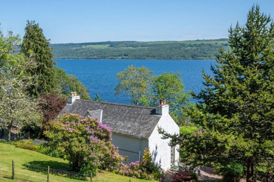 Stunning private villa for 4 guests with WIFI, TV, pets allowed and parking