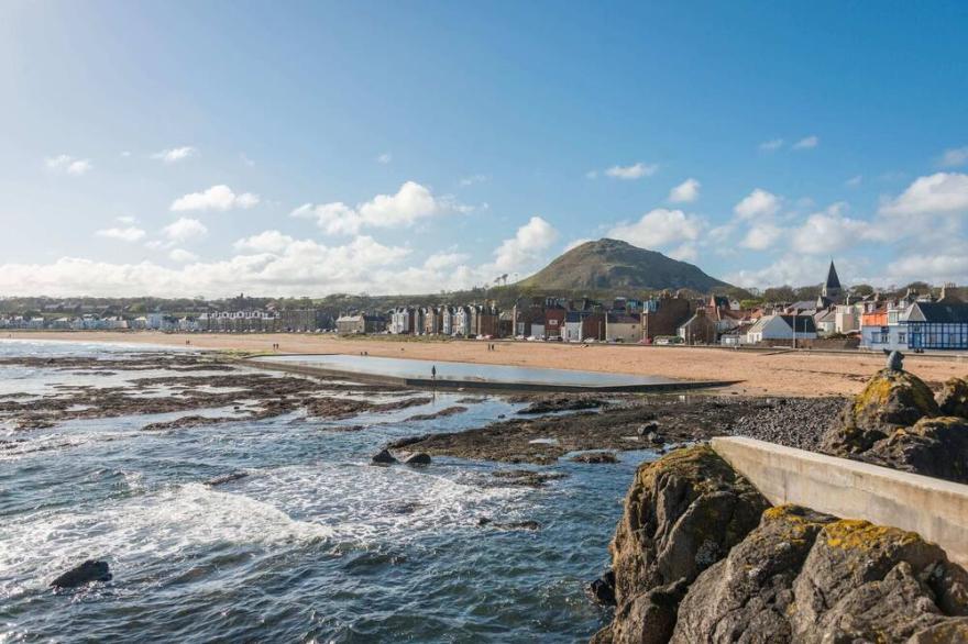 Bright 2 bed apartment North Berwick High Street