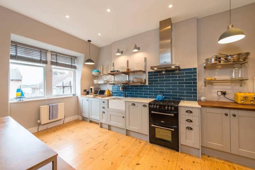 Bright 2 bed apartment North Berwick High Street