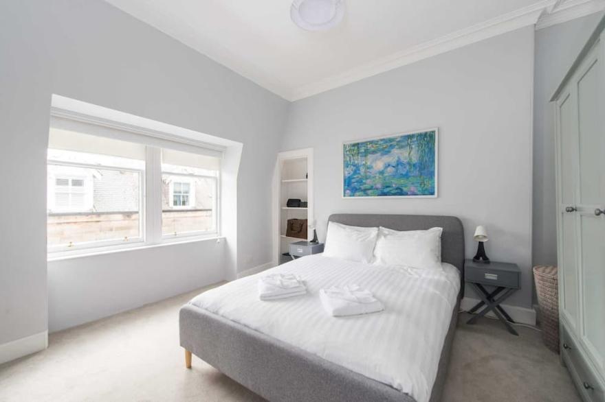 Bright 2 bed apartment North Berwick High Street