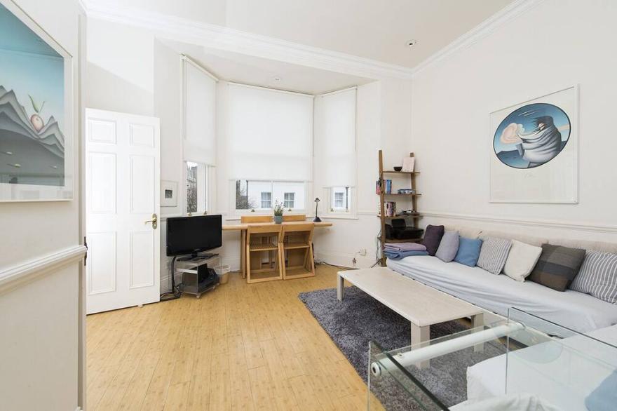 2 bedroom flat in the heart of Kensington!!