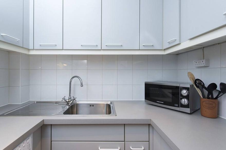 2 bedroom flat in the heart of Kensington!!