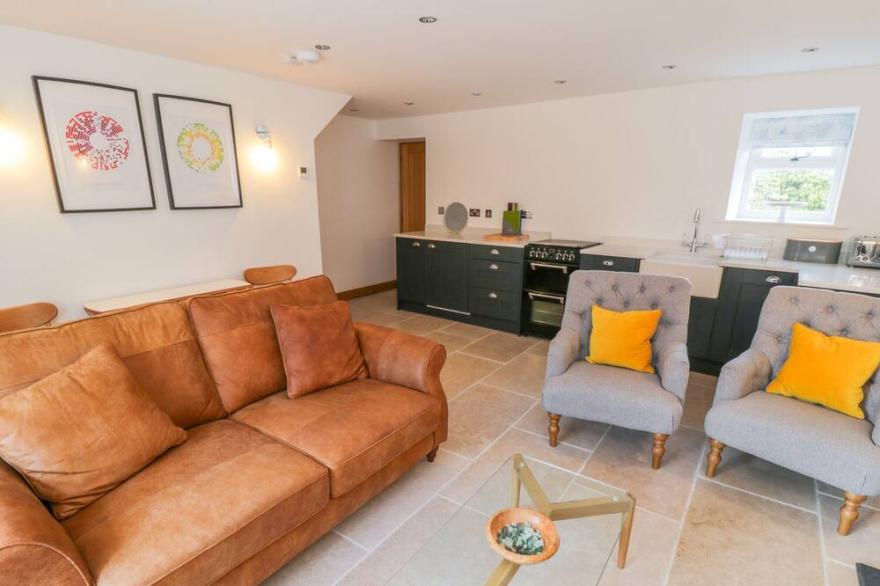 CHERRY COTTAGE, pet friendly, character holiday cottage in Whitby