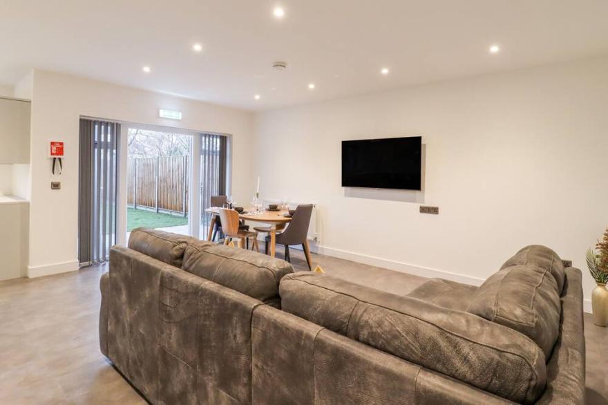 THE EXNING RESIDENCE, pet friendly, with a garden in Newmarket