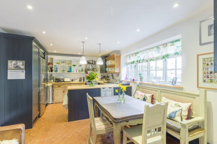 No.14, Stunning Holiday Cottage, 3 En-suite bedrooms