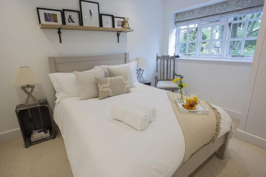 No.14, Stunning Holiday Cottage, 3 En-suite bedrooms