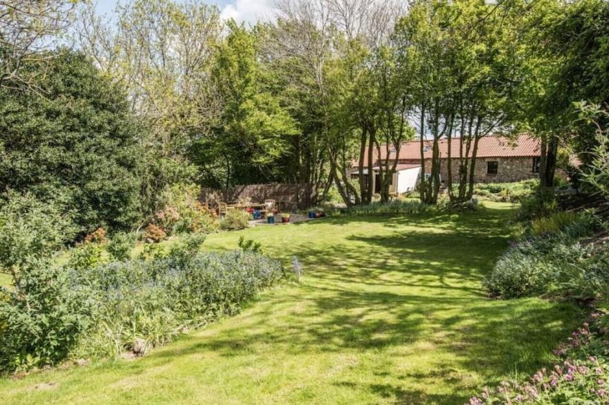 Homildon Cottage - Four Bedroom House, Sleeps 8