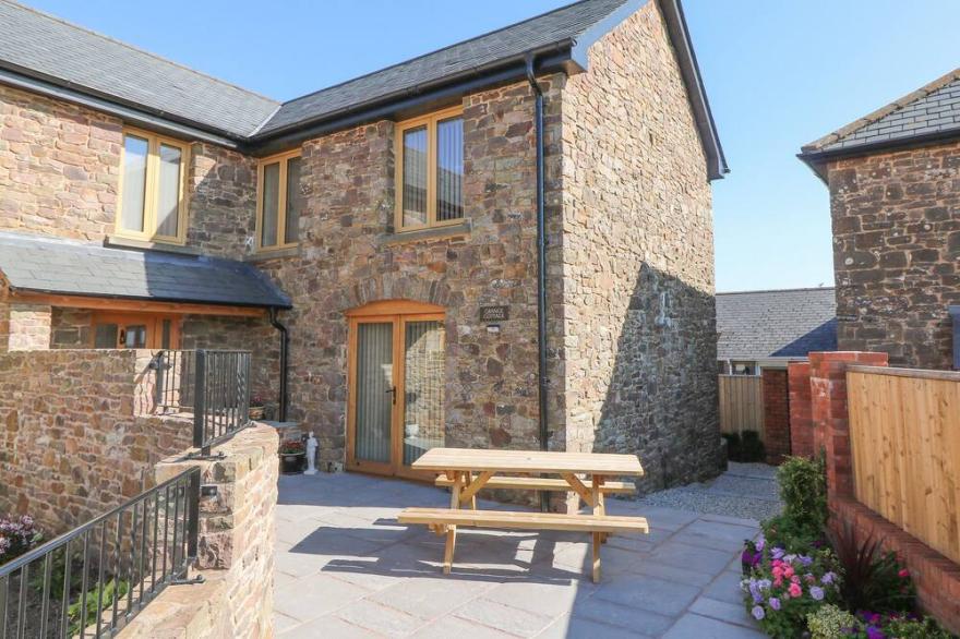 GRANGE COTTAGE, family friendly, with a garden in Coldridge