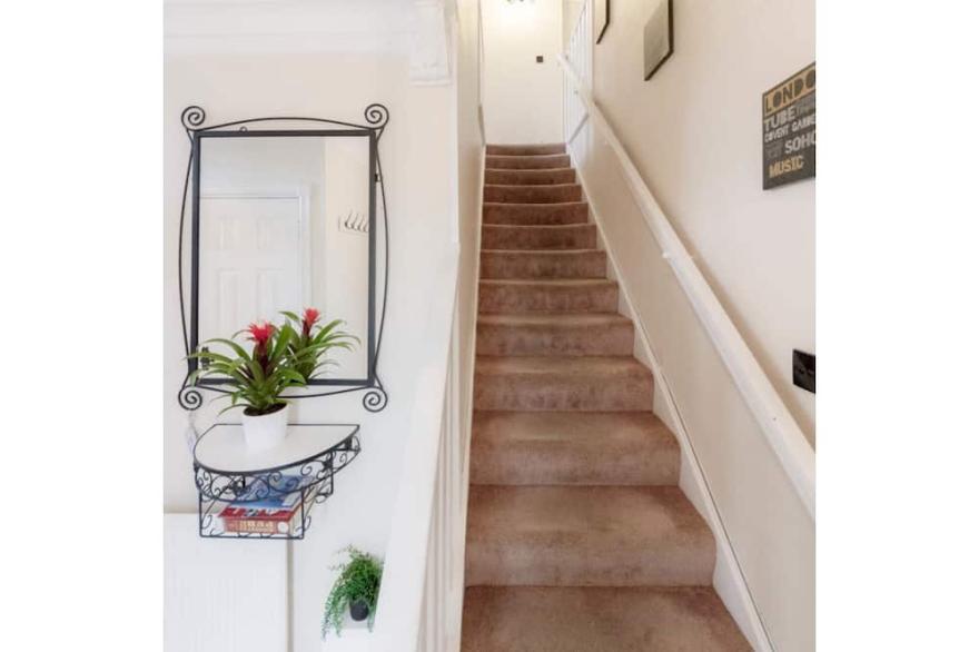 3 Bed 2.5 Bath Apart..30 Mins To City Of London