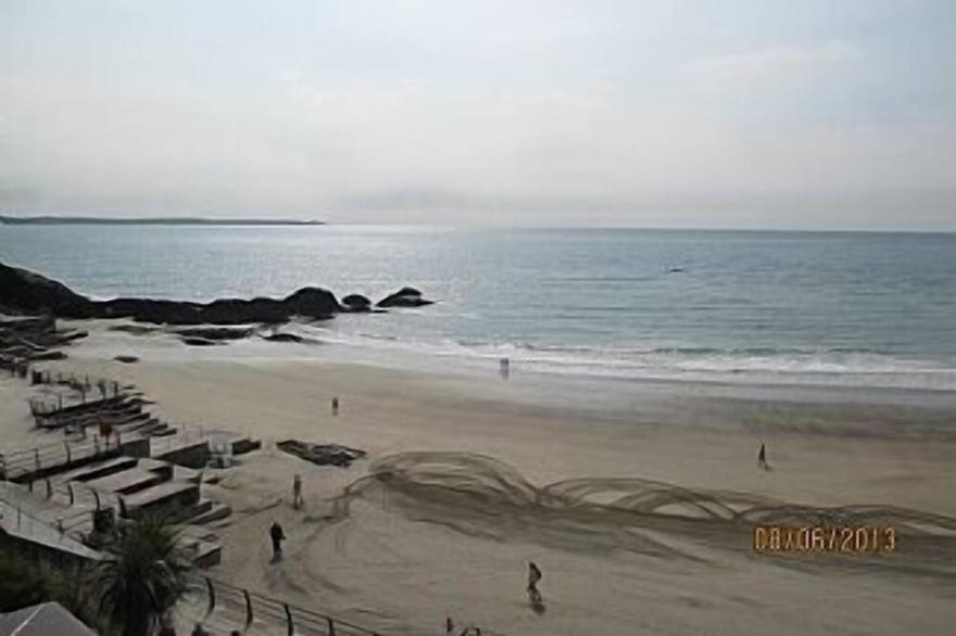 Front Line Beach Apartment, with Stunning Views, Allocated Parking Space & Wi-Fi