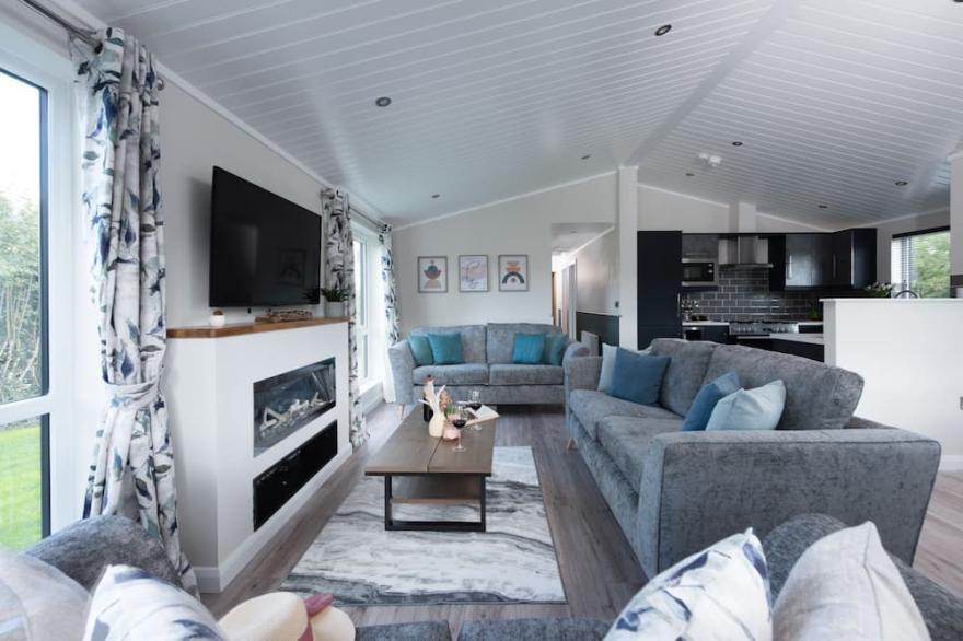 A fantastic lodge sleeping 8 with hot tub, just a short walk from Roadford Lake