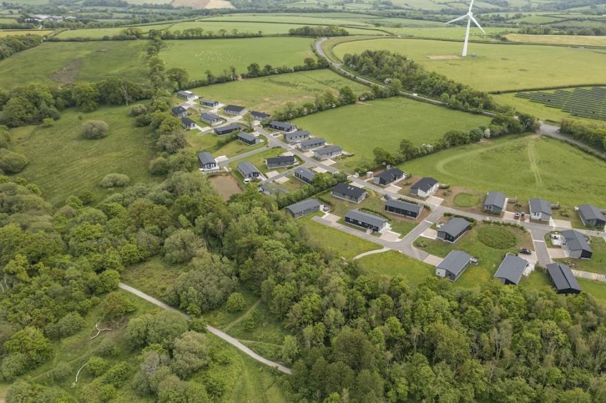 A fantastic lodge sleeping 8 with hot tub, just a short walk from Roadford Lake