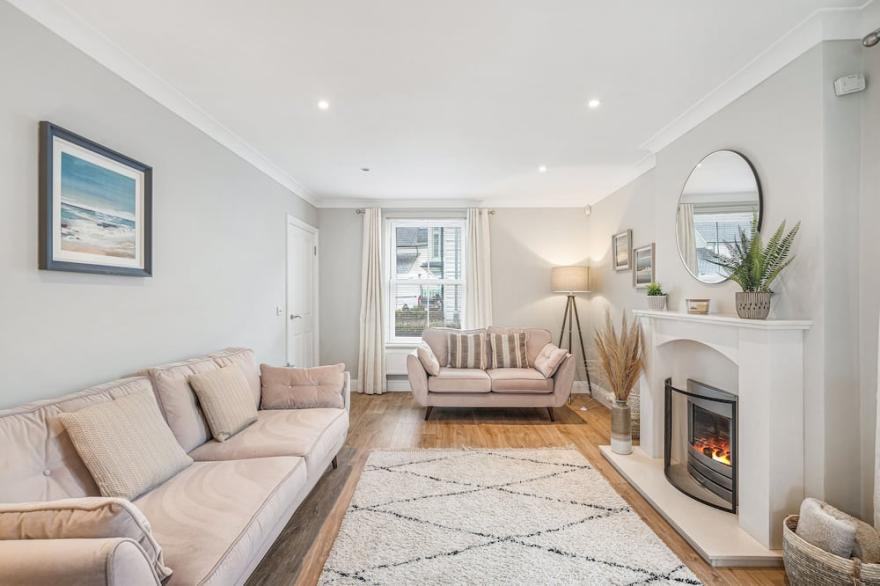 Estura is a spacious and modern detached house set within the lovely area of Salting’s Reach just on