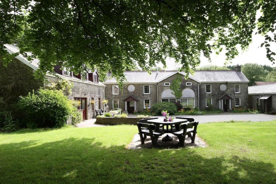19th century stable with four poster, river views and free WiFi
