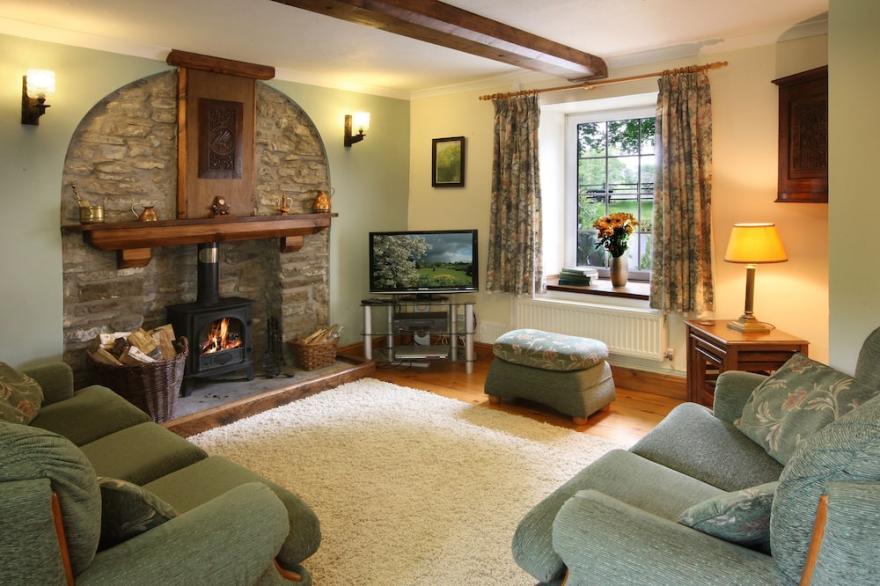 19th century stable with four poster, river views and free WiFi
