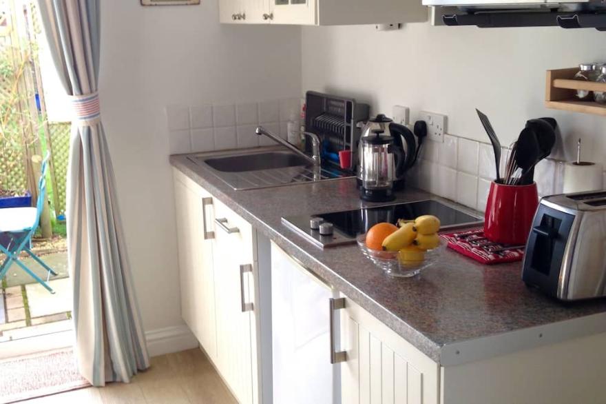 Beaches Studio is in a Fabulous Location with  Views to the Shingle Bank and Iow