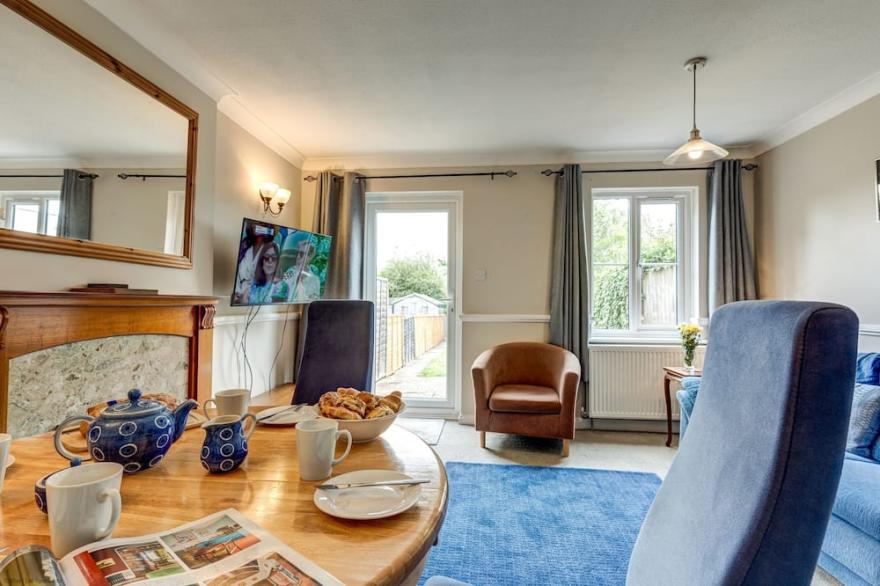 Didcot White House Oxford short let sleeps three guests
