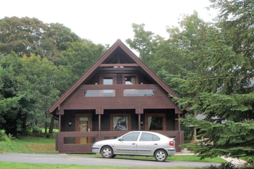 Exceptional 3-bedroom lodge on spacious country estate. Free leisure facilities