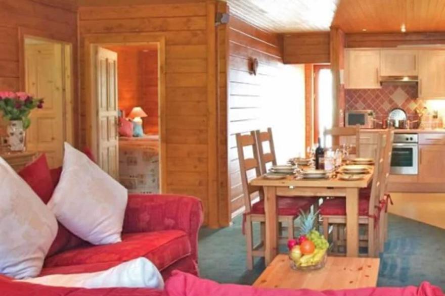 Exceptional 3-bedroom lodge on spacious country estate. Free leisure facilities