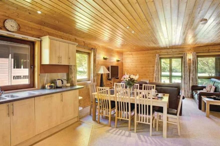 Exceptional 3-bedroom lodge on spacious country estate. Free leisure facilities