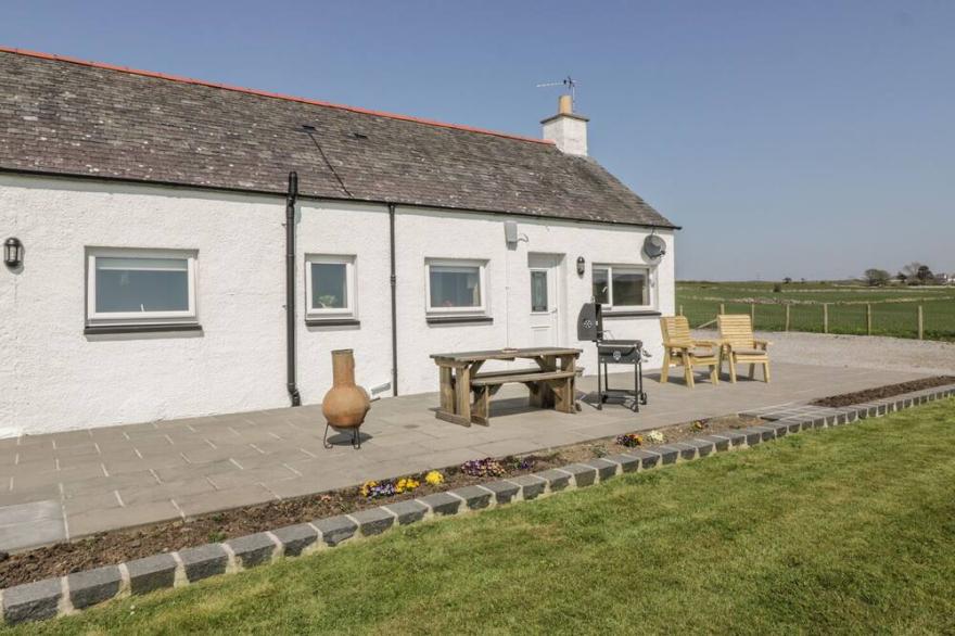 LONGFORTH FARM COTTAGE, family friendly, with hot tub in Glenluce