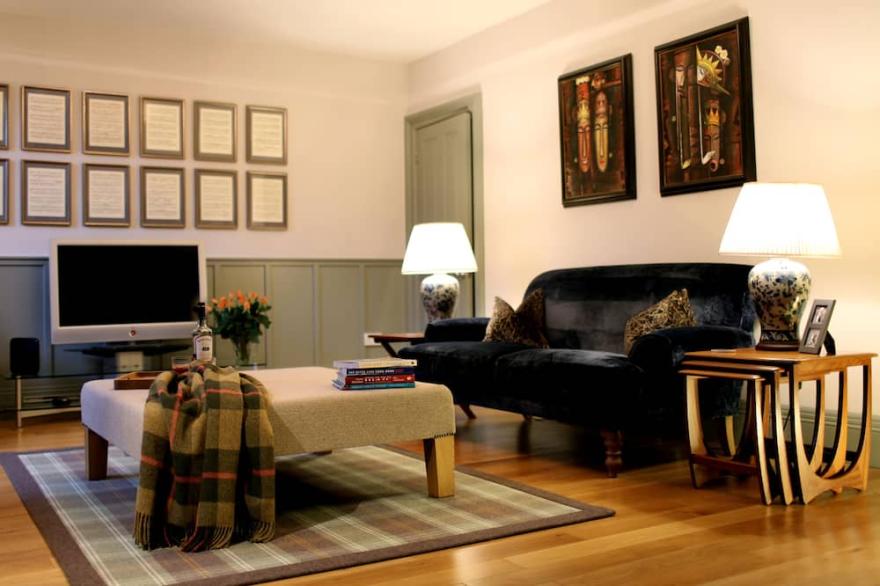 Delightful city-centre maindoor flat - bright and sunny with private courtyard