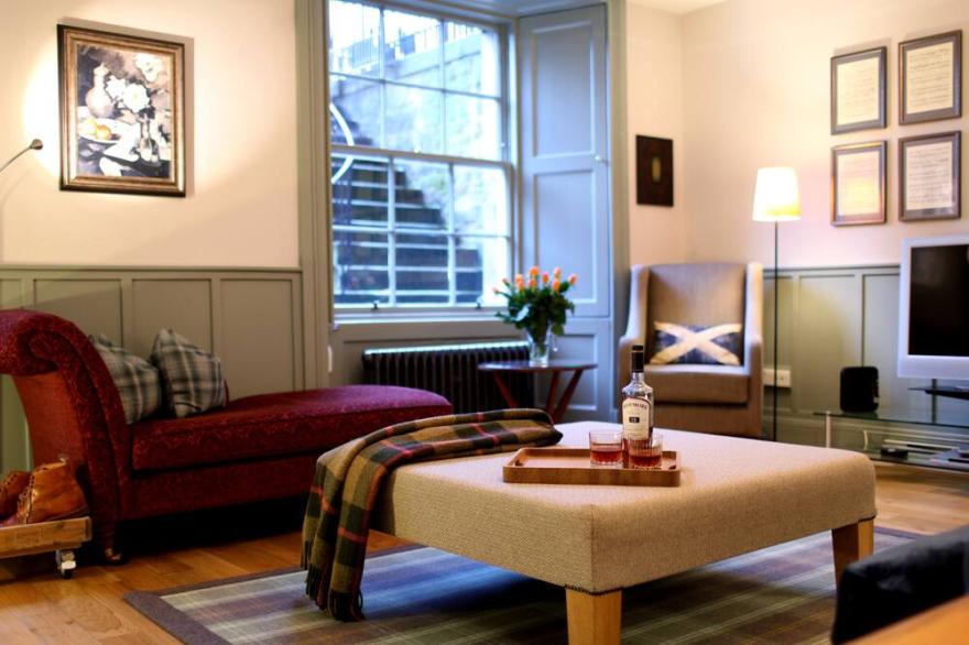 Delightful city-centre maindoor flat - bright and sunny with private courtyard