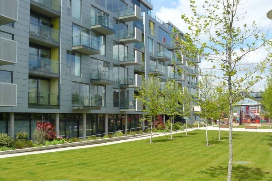 Stylish waterside apartment, near The Angel, a historic part of central London