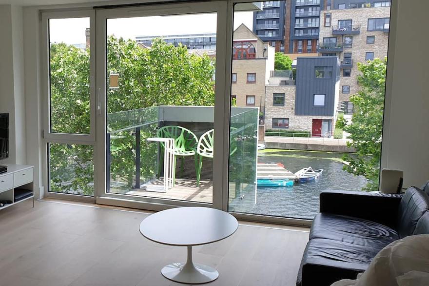 Stylish waterside apartment, near The Angel, a historic part of central London