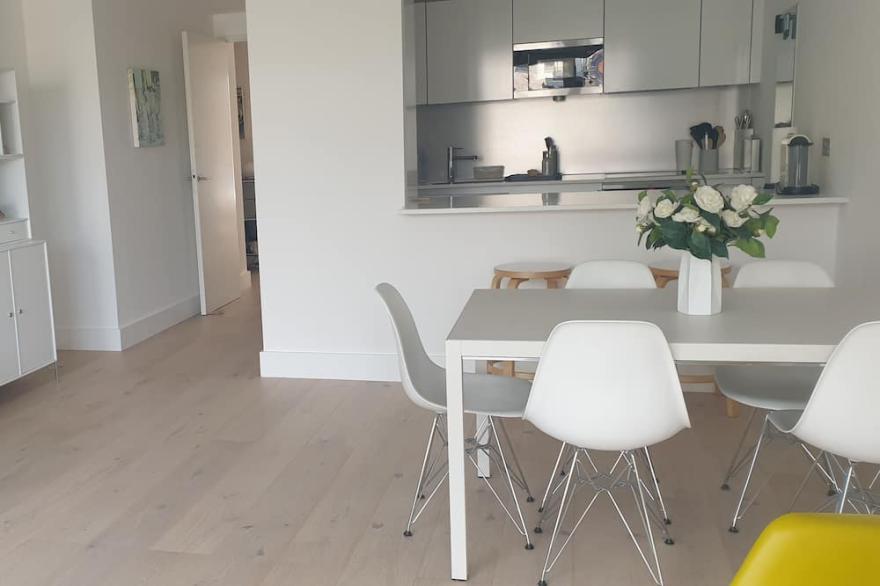 Stylish waterside apartment, near The Angel, a historic part of central London