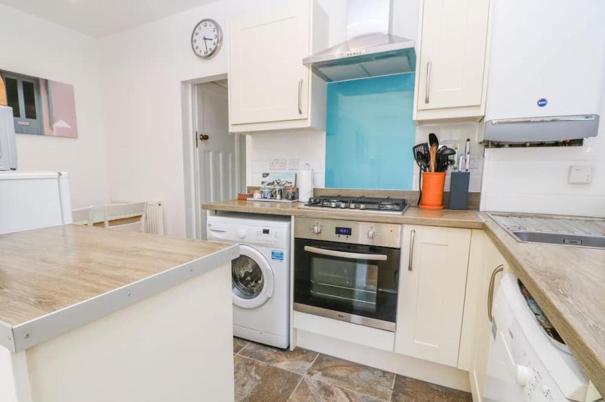 TWO TIDES COTTAGE, country holiday cottage, with a garden in Looe