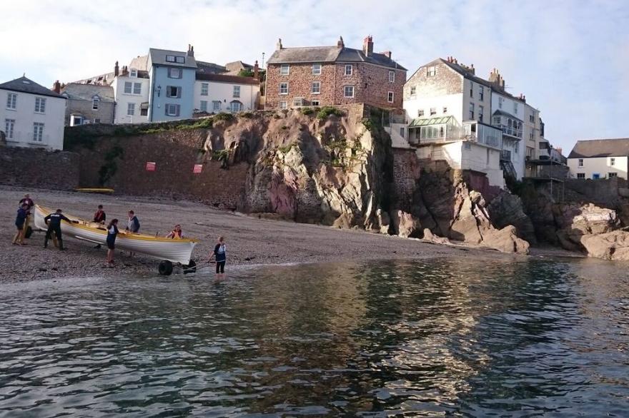 TWO TIDES COTTAGE, country holiday cottage, with a garden in Looe