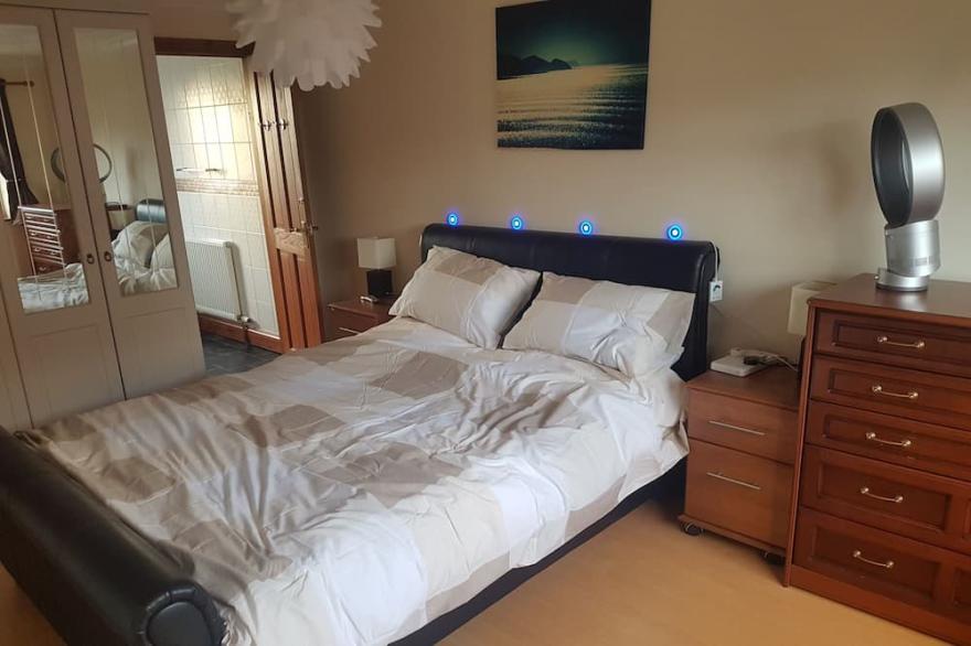 Spacious House, Just Five Minutes Walk From Beach, Perfect for Families/Surfers
