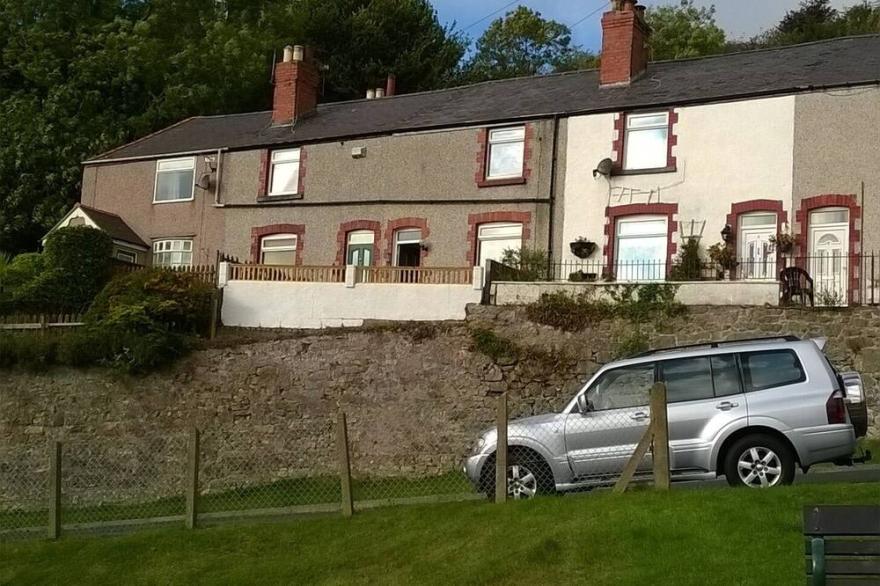 Bay View Terrace, Llandudno - quiet & spacious cottage, stunning views & WIFI
