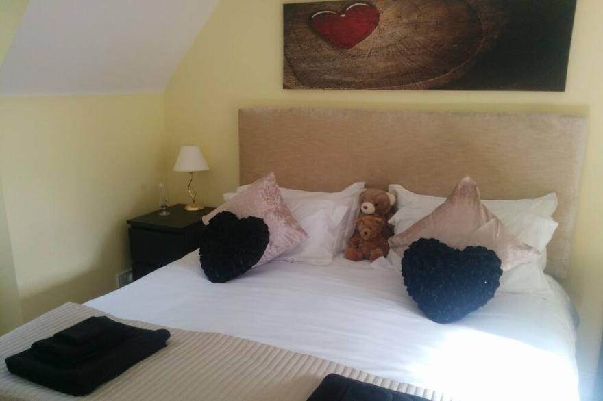 A beautifully presented Cotswold stone holiday home