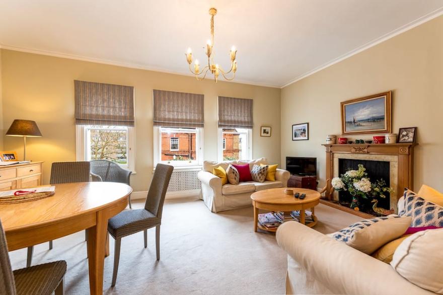 Splendid, light and spacious apartment between Fulham and Kings Rd Chelsea.