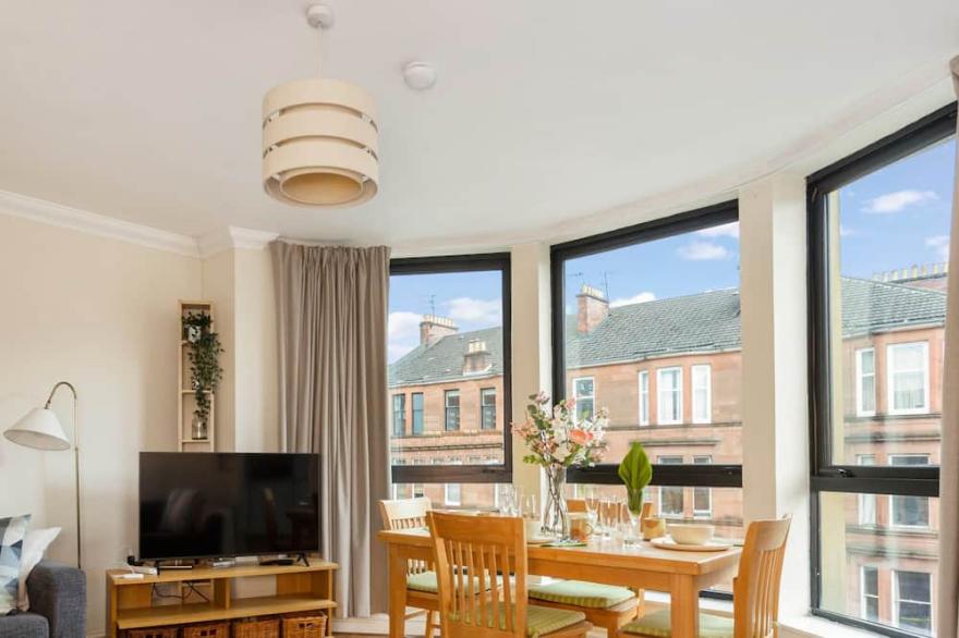 bright 1 bedroom apartment-private parking