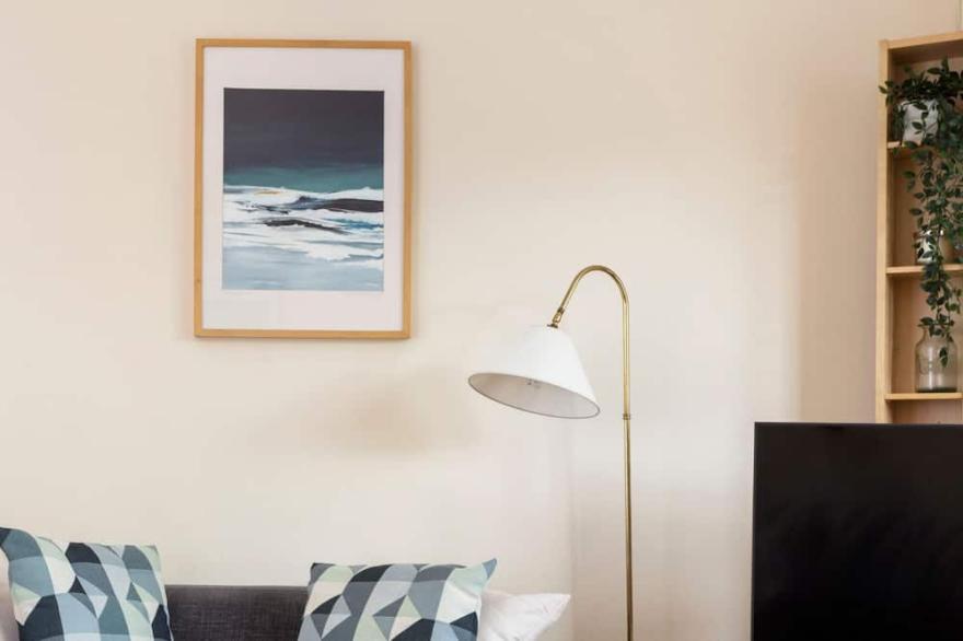 bright 1 bedroom apartment-private parking