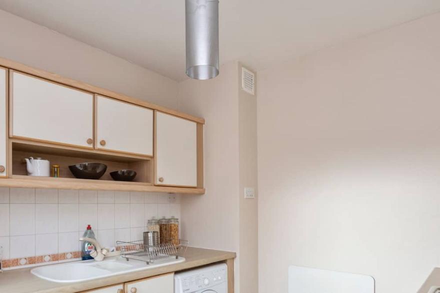 bright 1 bedroom apartment-private parking