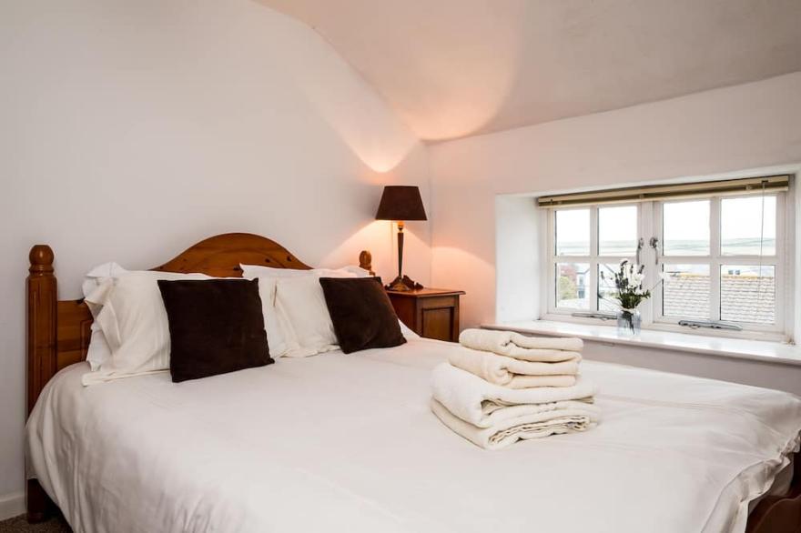Padstow, walk to the beach, family & pet friendly, open fire, coastal footpath