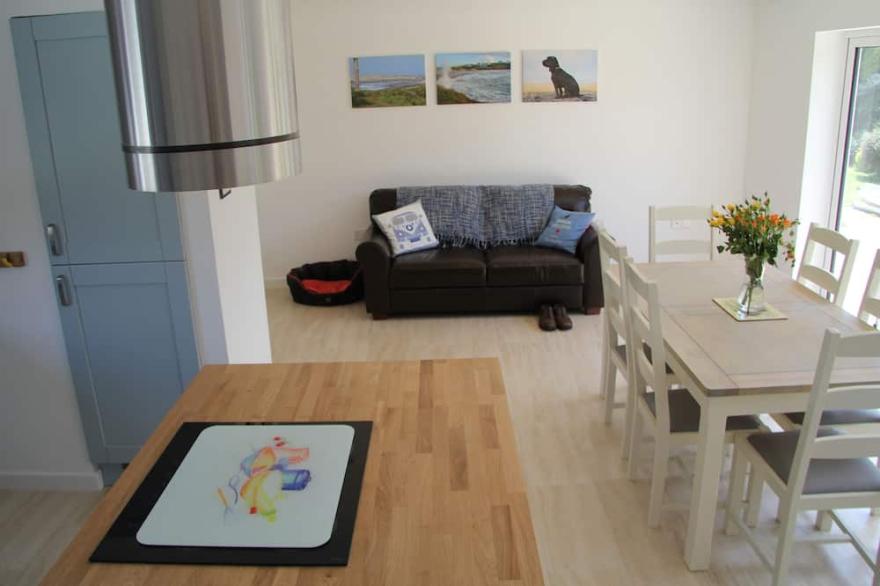 Dog friendly bungalow with EV charger, a short walk to St Merryn village centre