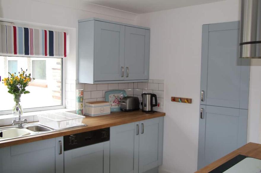 Dog friendly bungalow with EV charger, a short walk to St Merryn village centre