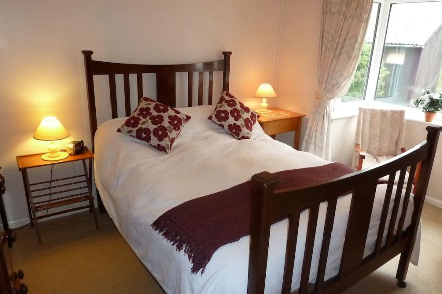 Detached Bungalow In Large Lawned Garden With Old Orchard. Non-smoking Property