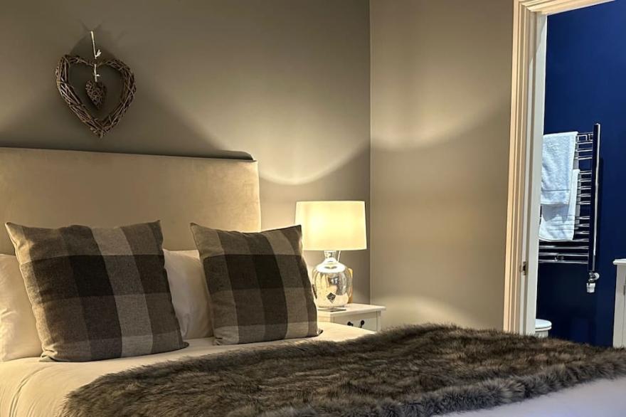 Self catering cottage near Salisbury & Stonehenge with fabulous pub opposite
