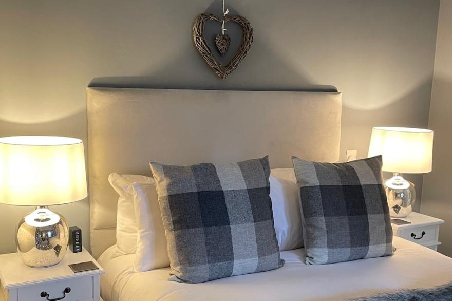 Self catering cottage near Salisbury & Stonehenge with fabulous pub opposite